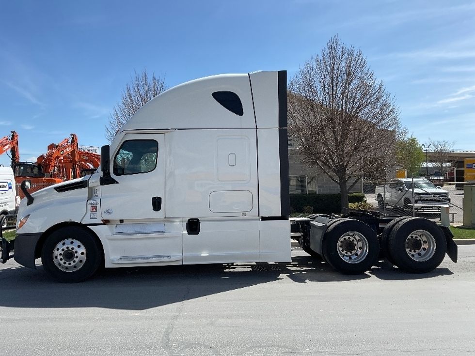 Sleeper Tractor-Heavy Duty Tractors-Freightliner-2022-T12664ST-Chattanooga-TN-575,085\n\t\tmiles-$ 67,250 - Image 4