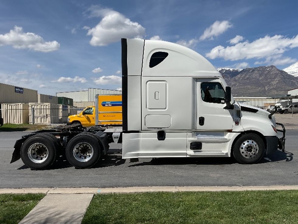 Sleeper Tractor-Heavy Duty Tractors-Freightliner-2022-T12664ST-Chattanooga-TN-575,085\n\t\tmiles-$ 67,250 - Image 8