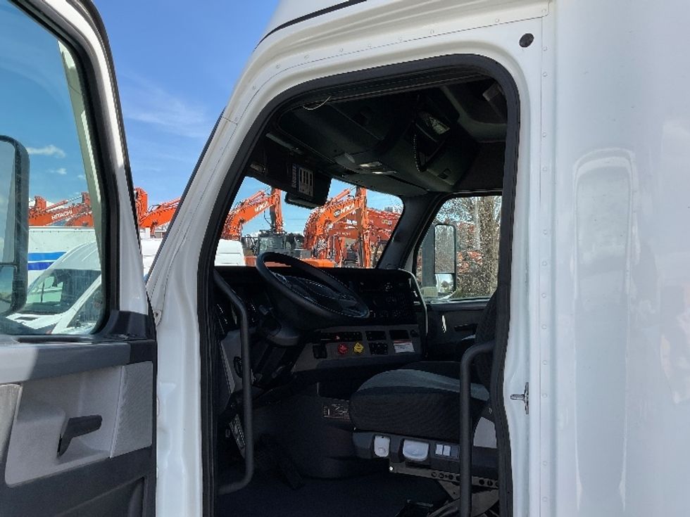 Sleeper Tractor-Heavy Duty Tractors-Freightliner-2022-T12664ST-Chattanooga-TN-575,085\n\t\tmiles-$ 67,250 - Image 9