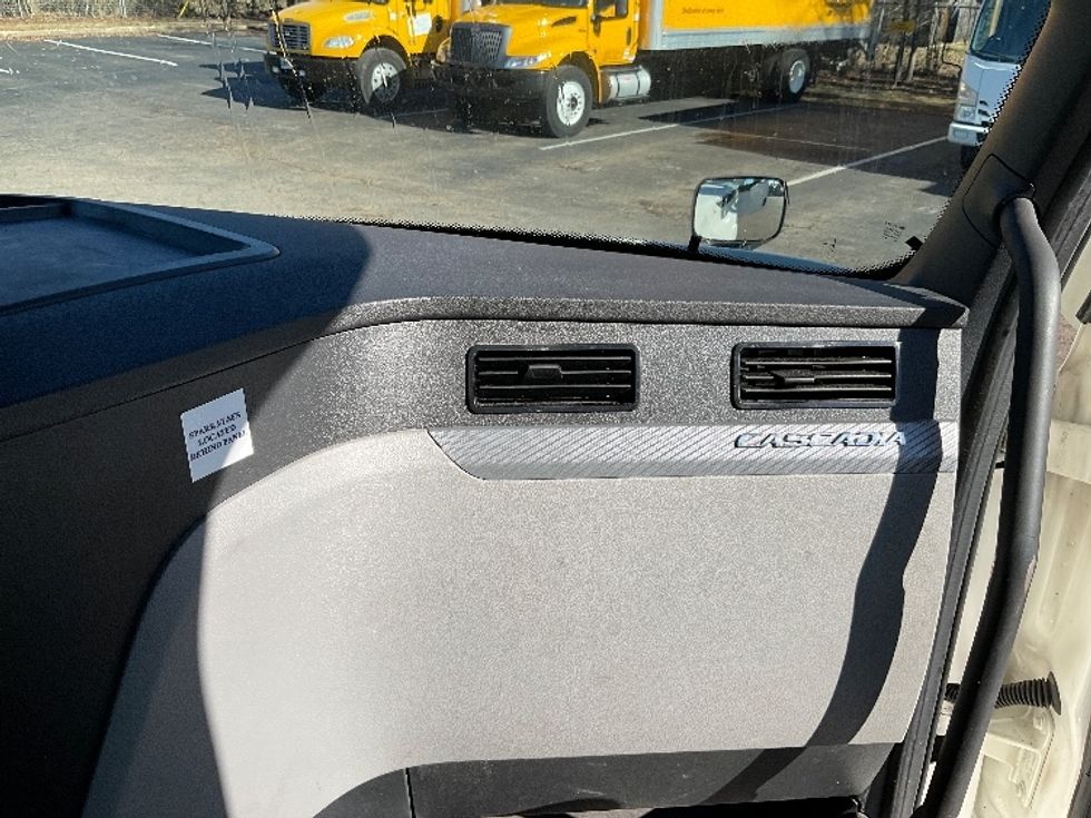 Sleeper Tractor-Heavy Duty Tractors-Freightliner-2022-T12664ST-Chattanooga-TN-594,446\n\t\tmiles-$ 72,250 - Image 14