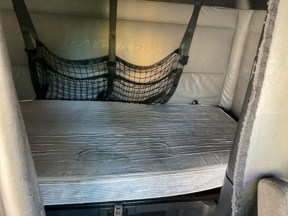 Sleeper Tractor-Heavy Duty Tractors-Freightliner-2022-T12664ST-Chattanooga-TN-594,446\n\t\tmiles-$ 72,250 - Image 16