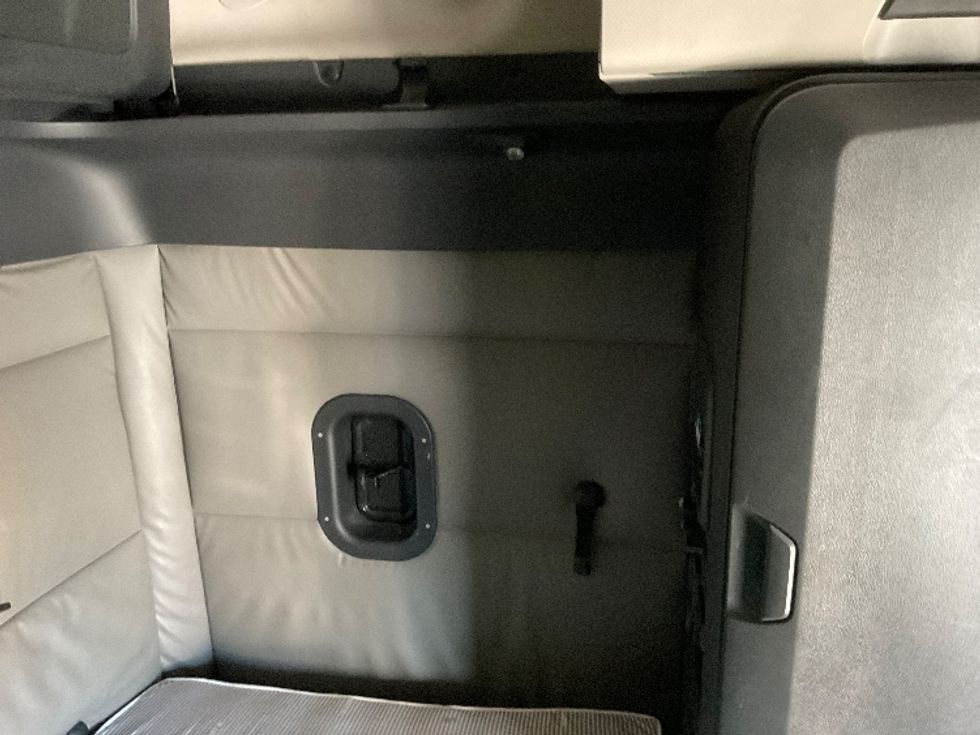 Sleeper Tractor-Heavy Duty Tractors-Freightliner-2022-T12664ST-Chattanooga-TN-594,446\n\t\tmiles-$ 72,250 - Image 18