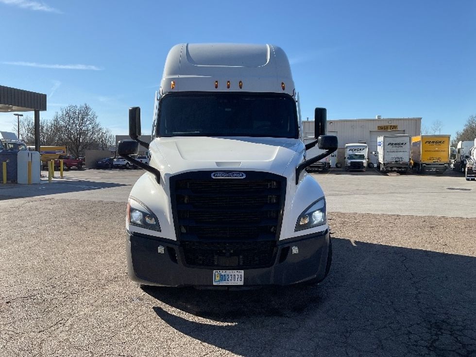 Sleeper Tractor-Heavy Duty Tractors-Freightliner-2022-T12664ST-Chattanooga-TN-594,446\n\t\tmiles-$ 72,250 - Image 2