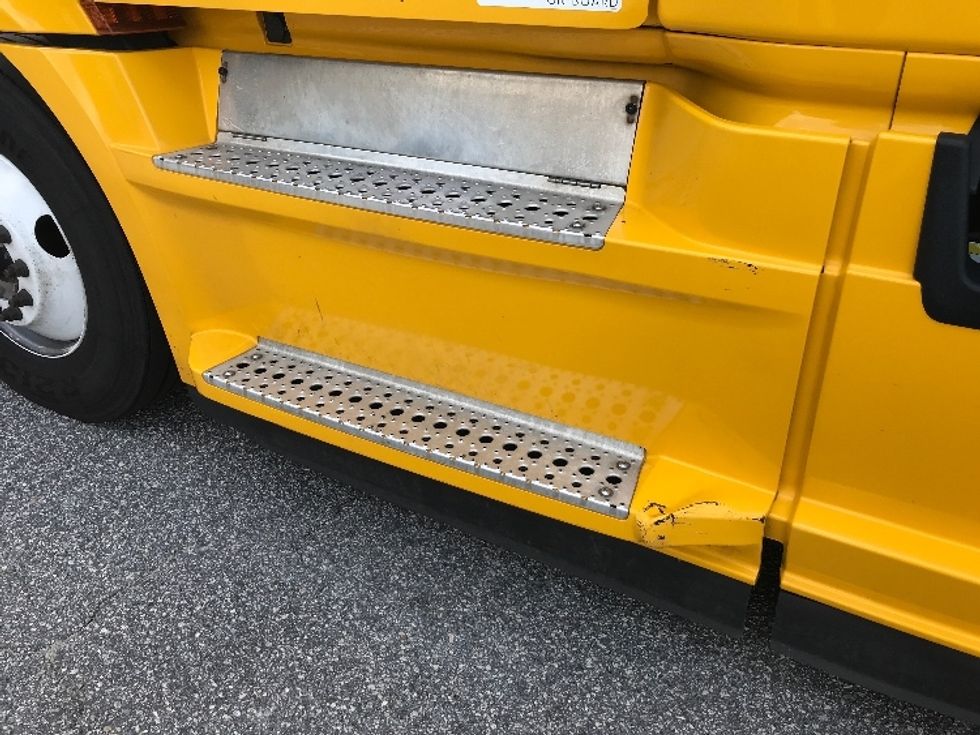 Sleeper Tractor-Heavy Duty Tractors-Freightliner-2022-T12664ST-Chesapeake-VA-432,132\n\t\tmiles-$ 73,000 - Image 22