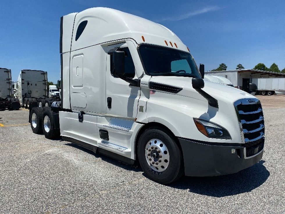 Sleeper Tractor-Heavy Duty Tractors-Freightliner-2022-T12664ST-Chester-VA-425,434\n\t\tmiles-$ 82,000 - Image 1