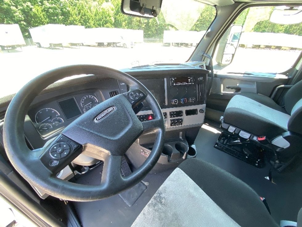 Sleeper Tractor-Heavy Duty Tractors-Freightliner-2022-T12664ST-Chester-VA-425,434\n\t\tmiles-$ 82,000 - Image 10