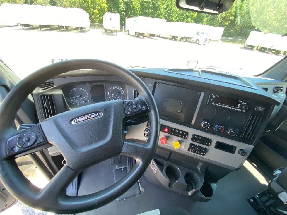 Sleeper Tractor-Heavy Duty Tractors-Freightliner-2022-T12664ST-Chester-VA-425,434\n\t\tmiles-$ 82,000 - Image 11