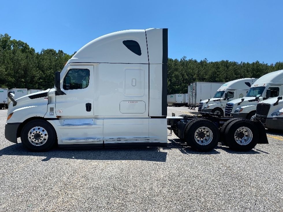 Sleeper Tractor-Heavy Duty Tractors-Freightliner-2022-T12664ST-Chester-VA-425,434\n\t\tmiles-$ 82,000 - Image 4