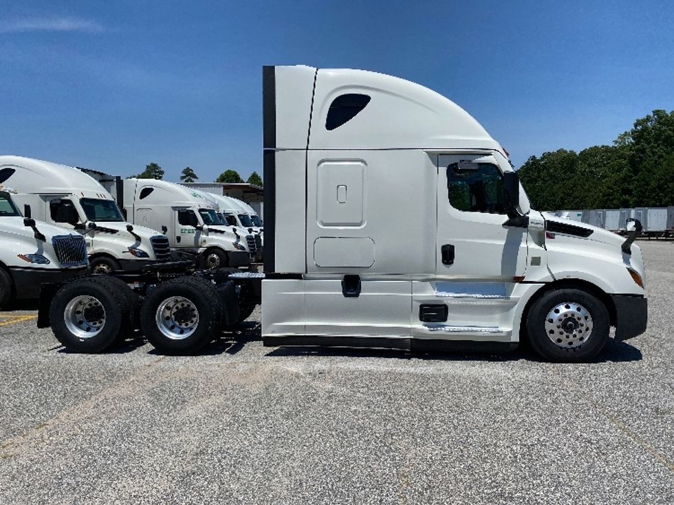 Sleeper Tractor-Heavy Duty Tractors-Freightliner-2022-T12664ST-Chester-VA-425,434\n\t\tmiles-$ 82,000 - Image 8