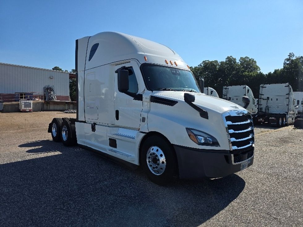 Sleeper Tractor-Heavy Duty Tractors-Freightliner-2022-T12664ST-Chester-VA-443,205\n\t\tmiles-$ 85,750 - Image 1