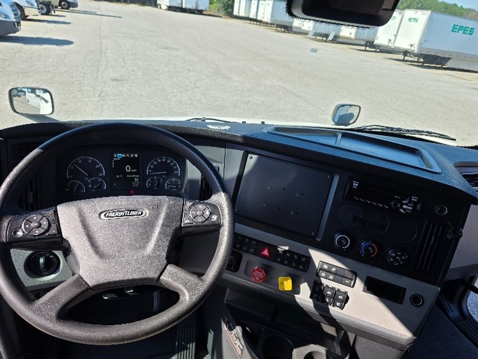 Sleeper Tractor-Heavy Duty Tractors-Freightliner-2022-T12664ST-Chester-VA-443,205\n\t\tmiles-$ 85,750 - Image 11
