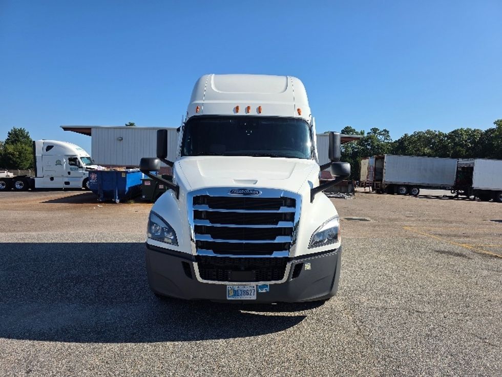 Sleeper Tractor-Heavy Duty Tractors-Freightliner-2022-T12664ST-Chester-VA-443,205\n\t\tmiles-$ 85,750 - Image 2