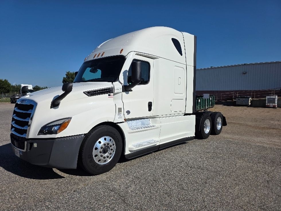 Sleeper Tractor-Heavy Duty Tractors-Freightliner-2022-T12664ST-Chester-VA-443,205\n\t\tmiles-$ 85,750 - Image 3