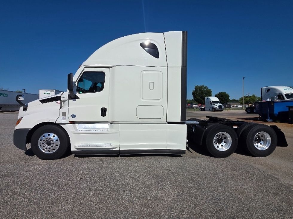 Sleeper Tractor-Heavy Duty Tractors-Freightliner-2022-T12664ST-Chester-VA-443,205\n\t\tmiles-$ 85,750 - Image 4