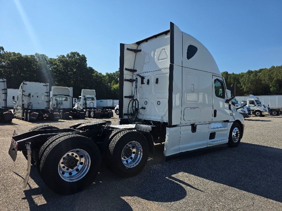 Sleeper Tractor-Heavy Duty Tractors-Freightliner-2022-T12664ST-Chester-VA-443,205\n\t\tmiles-$ 85,750 - Image 7
