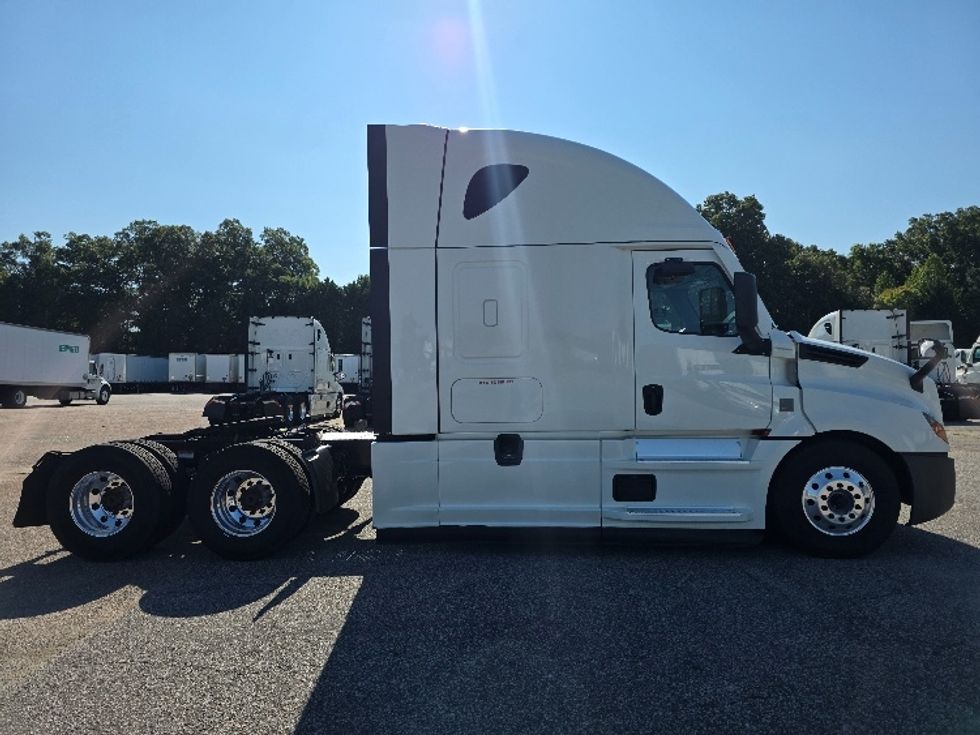 Sleeper Tractor-Heavy Duty Tractors-Freightliner-2022-T12664ST-Chester-VA-443,205\n\t\tmiles-$ 85,750 - Image 8