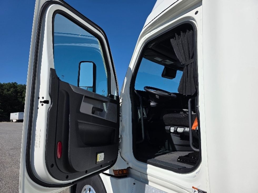 Sleeper Tractor-Heavy Duty Tractors-Freightliner-2022-T12664ST-Chester-VA-443,205\n\t\tmiles-$ 85,750 - Image 9