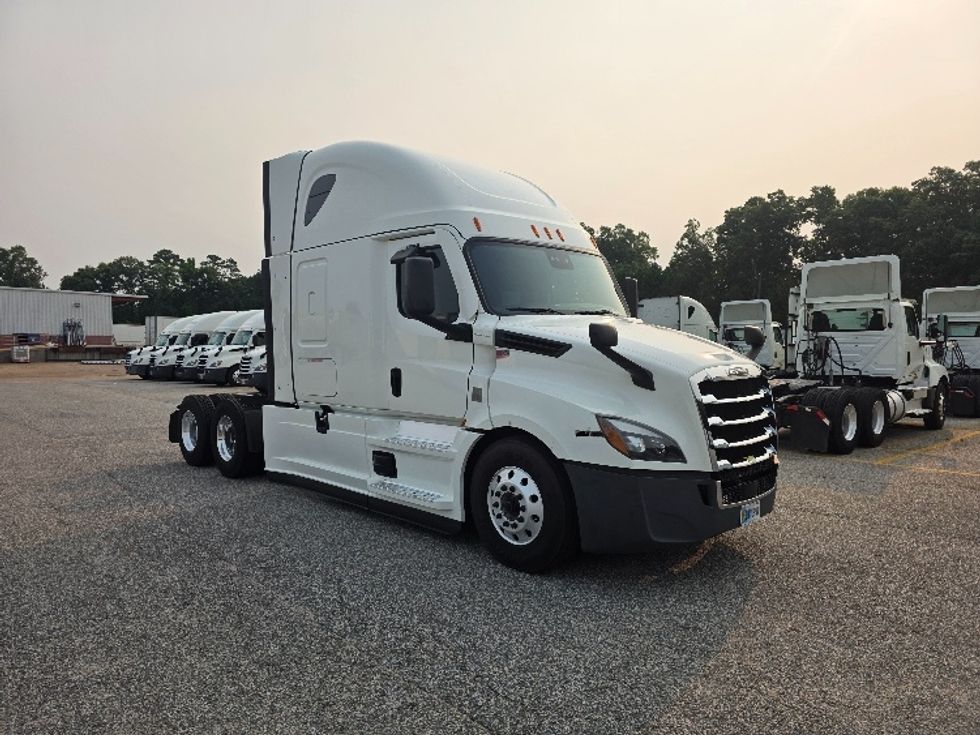 Sleeper Tractor-Heavy Duty Tractors-Freightliner-2022-T12664ST-Chester-VA-491,002\n\t\tmiles-$ 80,000 - Image 1