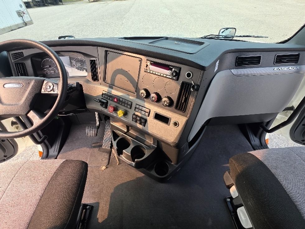 Sleeper Tractor-Heavy Duty Tractors-Freightliner-2022-T12664ST-Chester-VA-491,002\n\t\tmiles-$ 80,000 - Image 12