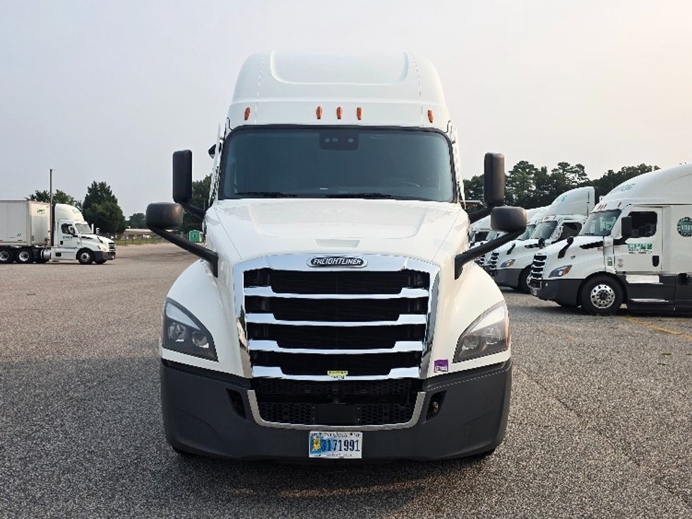 Sleeper Tractor-Heavy Duty Tractors-Freightliner-2022-T12664ST-Chester-VA-491,002\n\t\tmiles-$ 80,000 - Image 2