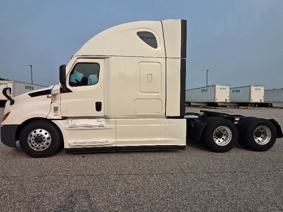 Sleeper Tractor-Heavy Duty Tractors-Freightliner-2022-T12664ST-Chester-VA-491,002\n\t\tmiles-$ 80,000 - Image 4