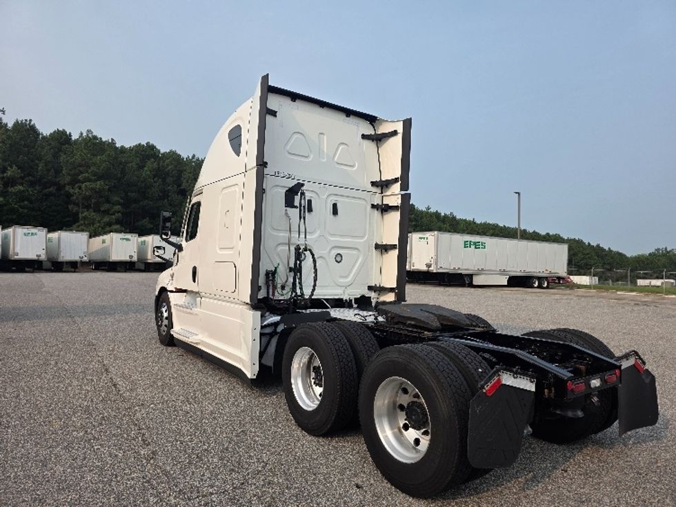 Sleeper Tractor-Heavy Duty Tractors-Freightliner-2022-T12664ST-Chester-VA-491,002\n\t\tmiles-$ 80,000 - Image 5