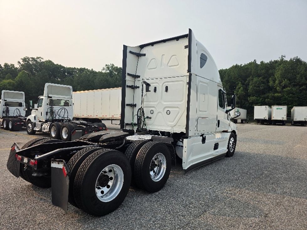 Sleeper Tractor-Heavy Duty Tractors-Freightliner-2022-T12664ST-Chester-VA-491,002\n\t\tmiles-$ 80,000 - Image 7