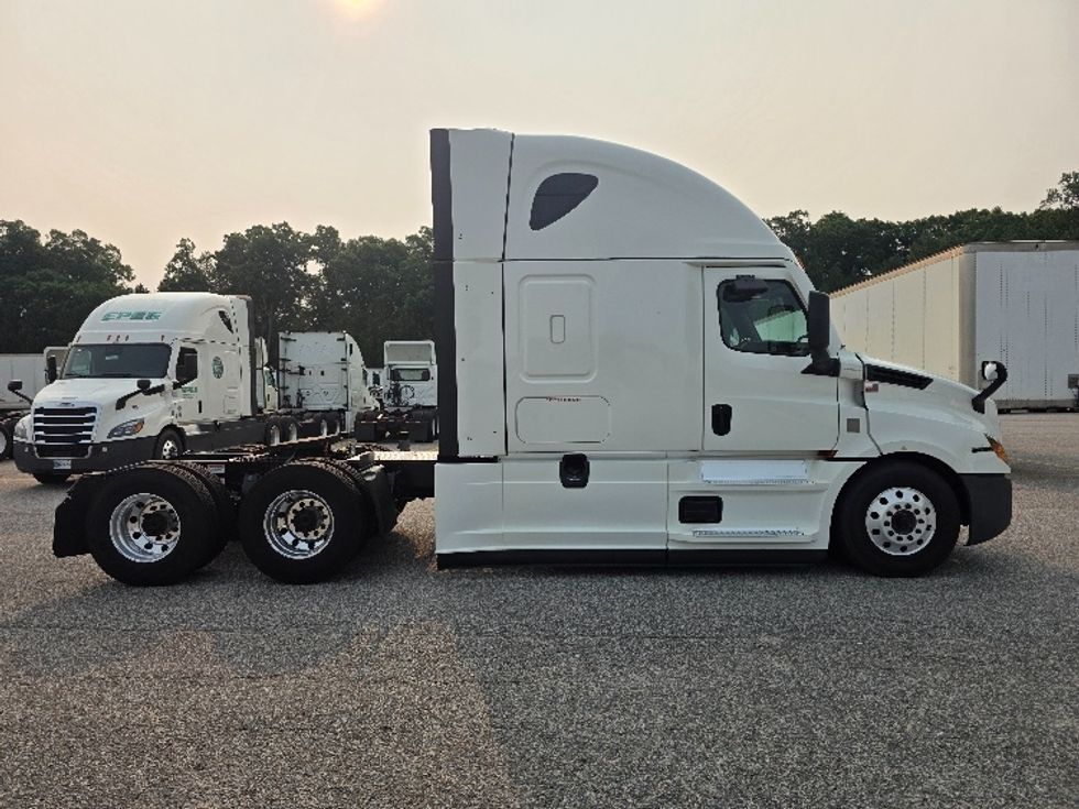 Sleeper Tractor-Heavy Duty Tractors-Freightliner-2022-T12664ST-Chester-VA-491,002\n\t\tmiles-$ 80,000 - Image 8