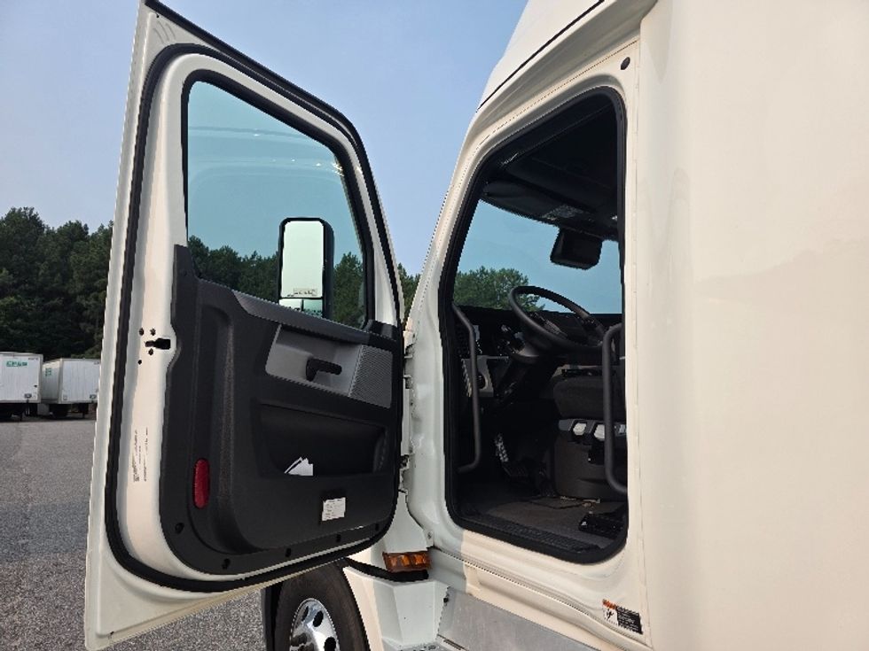 Sleeper Tractor-Heavy Duty Tractors-Freightliner-2022-T12664ST-Chester-VA-491,002\n\t\tmiles-$ 80,000 - Image 9