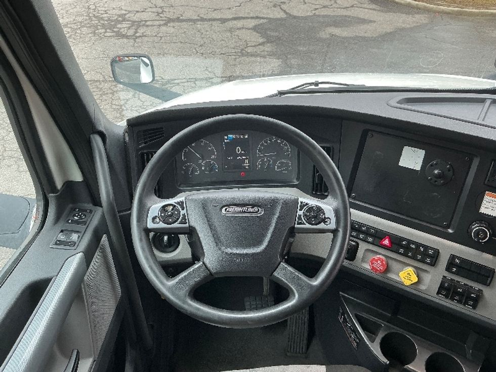 Sleeper Tractor-Heavy Duty Tractors-Freightliner-2022-T12664ST-Chester-VA-696,386\n\t\tmiles-$ 47,750 - Image 11