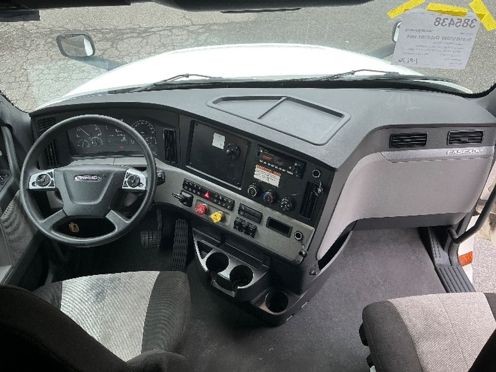 Sleeper Tractor-Heavy Duty Tractors-Freightliner-2022-T12664ST-Chester-VA-696,386\n\t\tmiles-$ 47,750 - Image 12