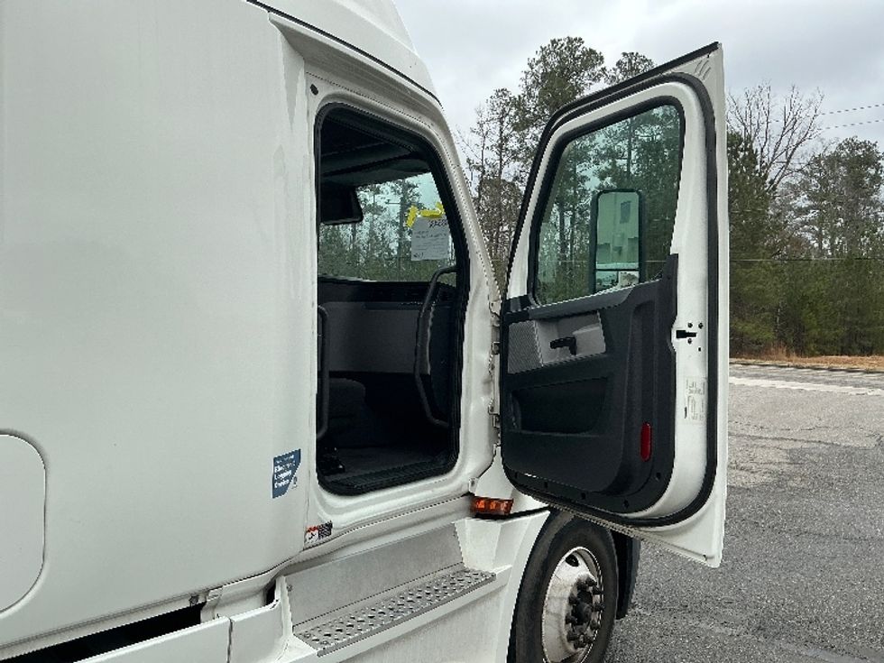 Sleeper Tractor-Heavy Duty Tractors-Freightliner-2022-T12664ST-Chester-VA-696,386\n\t\tmiles-$ 47,750 - Image 13