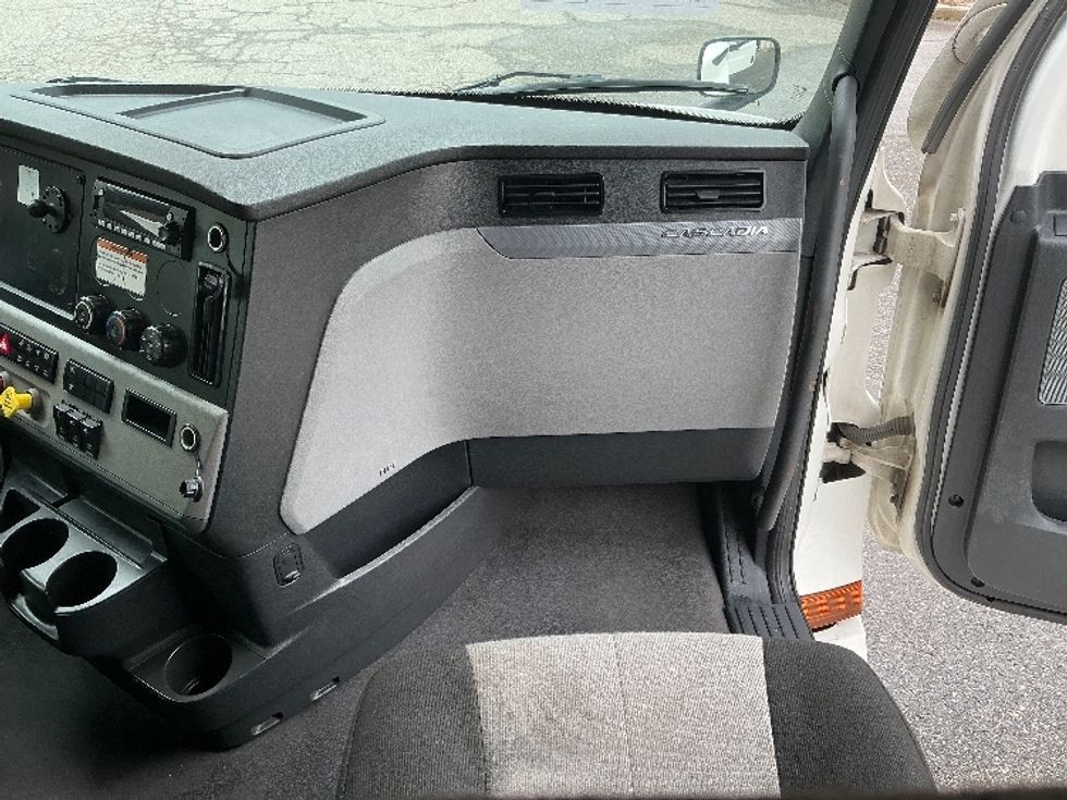 Sleeper Tractor-Heavy Duty Tractors-Freightliner-2022-T12664ST-Chester-VA-696,386\n\t\tmiles-$ 47,750 - Image 14