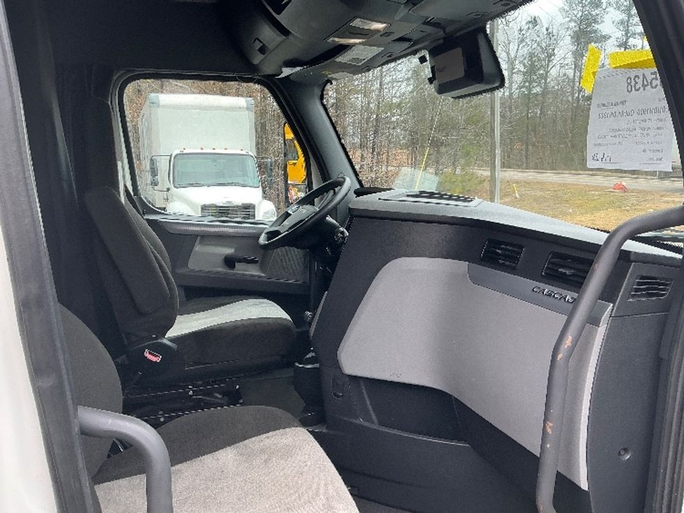 Sleeper Tractor-Heavy Duty Tractors-Freightliner-2022-T12664ST-Chester-VA-696,386\n\t\tmiles-$ 47,750 - Image 15