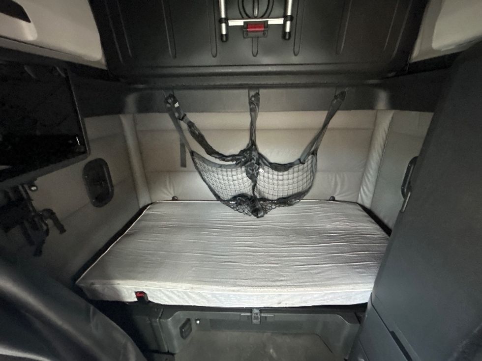 Sleeper Tractor-Heavy Duty Tractors-Freightliner-2022-T12664ST-Chester-VA-696,386\n\t\tmiles-$ 47,750 - Image 16