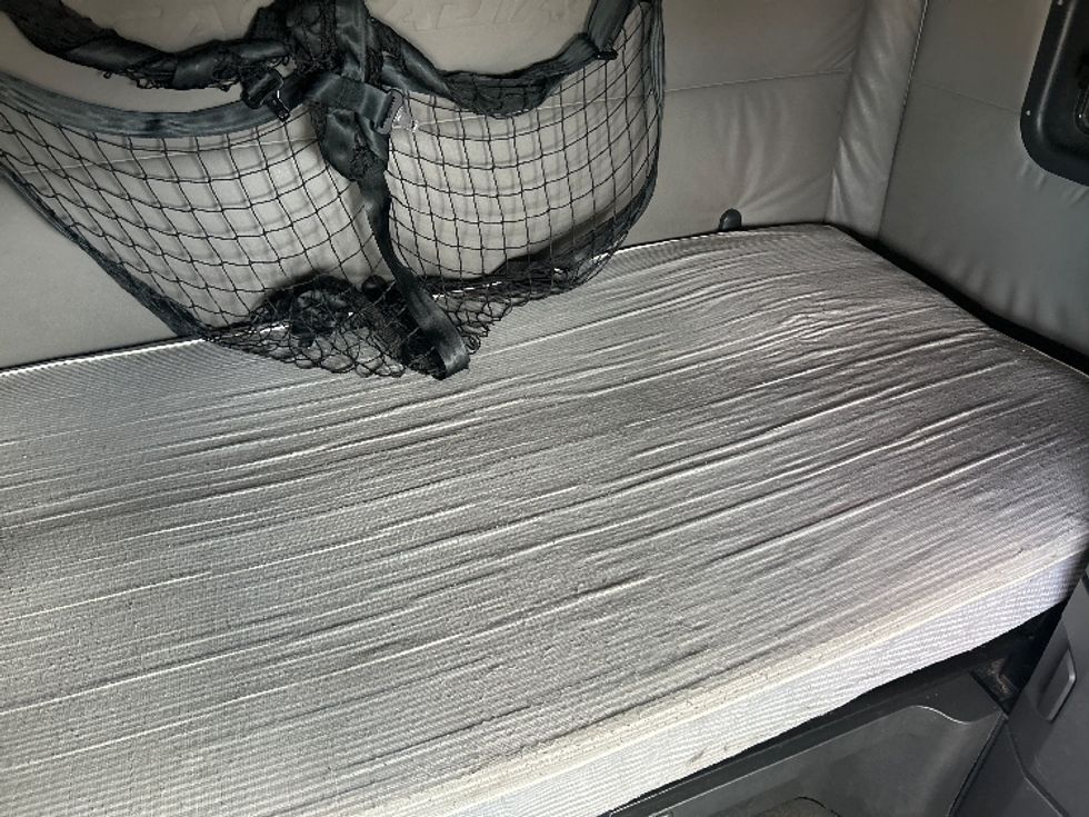 Sleeper Tractor-Heavy Duty Tractors-Freightliner-2022-T12664ST-Chester-VA-696,386\n\t\tmiles-$ 47,750 - Image 17