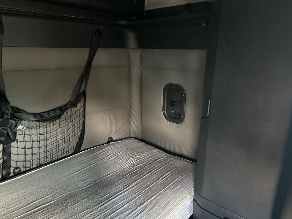 Sleeper Tractor-Heavy Duty Tractors-Freightliner-2022-T12664ST-Chester-VA-696,386\n\t\tmiles-$ 47,750 - Image 18