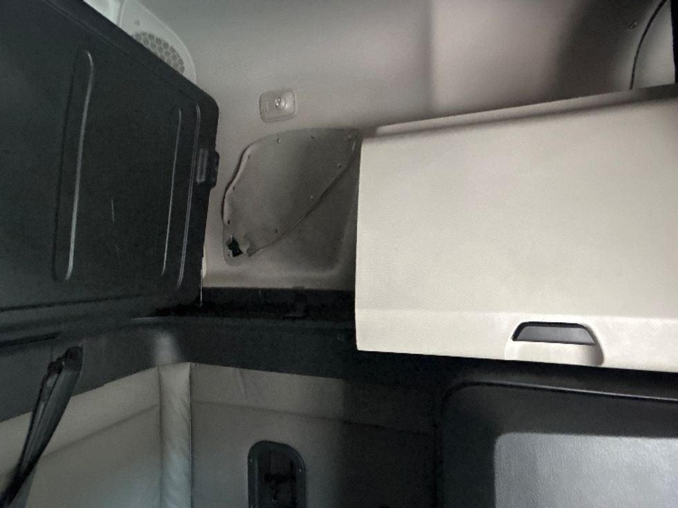 Sleeper Tractor-Heavy Duty Tractors-Freightliner-2022-T12664ST-Chester-VA-696,386\n\t\tmiles-$ 47,750 - Image 19