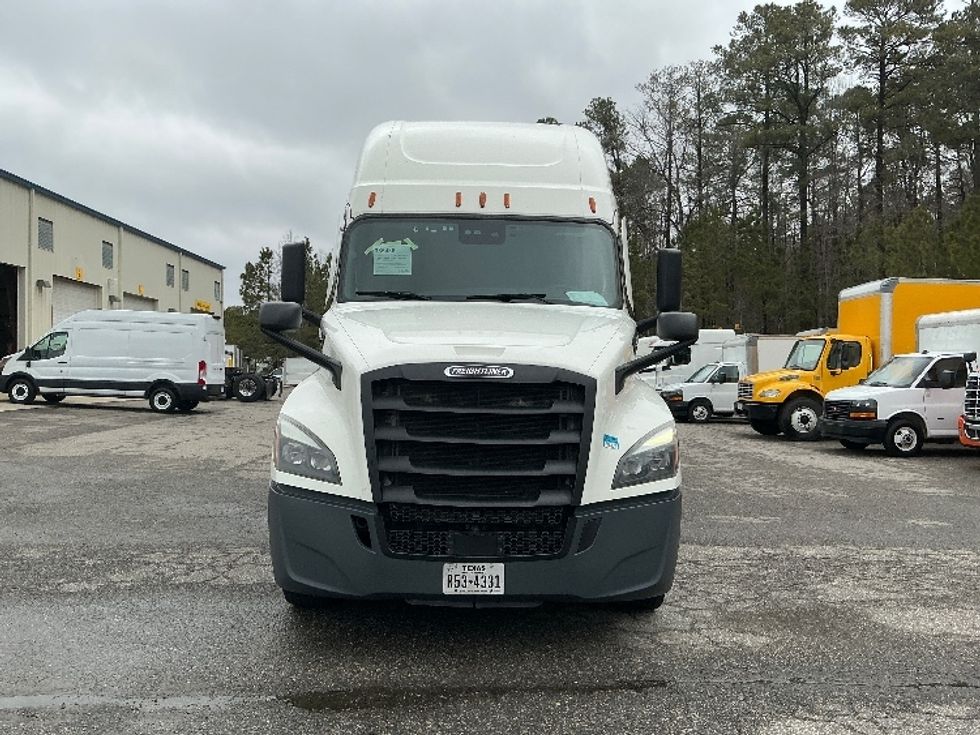Sleeper Tractor-Heavy Duty Tractors-Freightliner-2022-T12664ST-Chester-VA-696,386\n\t\tmiles-$ 47,750 - Image 2