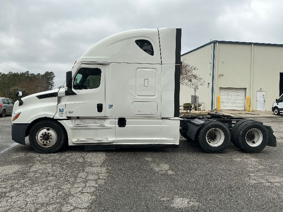 Sleeper Tractor-Heavy Duty Tractors-Freightliner-2022-T12664ST-Chester-VA-696,386\n\t\tmiles-$ 47,750 - Image 4