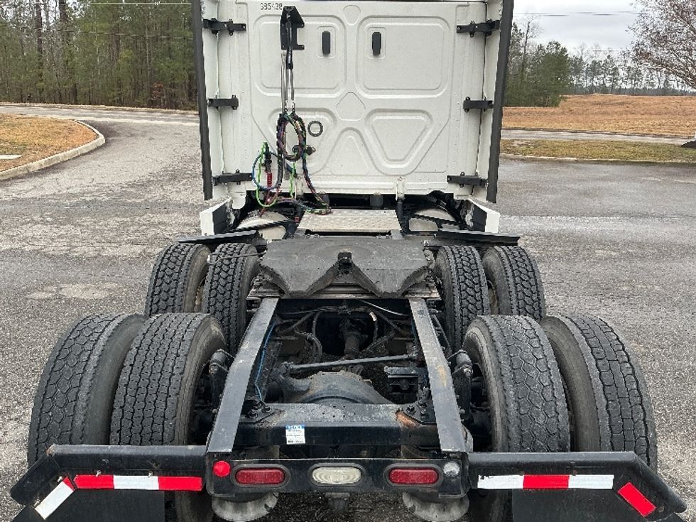 Sleeper Tractor-Heavy Duty Tractors-Freightliner-2022-T12664ST-Chester-VA-696,386\n\t\tmiles-$ 47,750 - Image 6