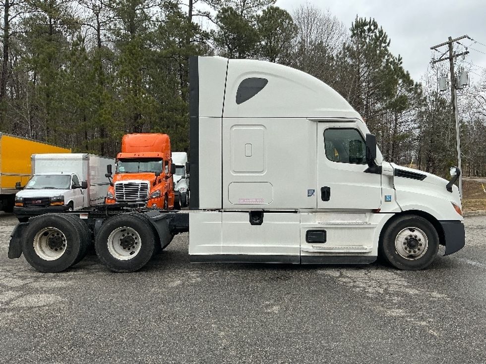 Sleeper Tractor-Heavy Duty Tractors-Freightliner-2022-T12664ST-Chester-VA-696,386\n\t\tmiles-$ 47,750 - Image 8