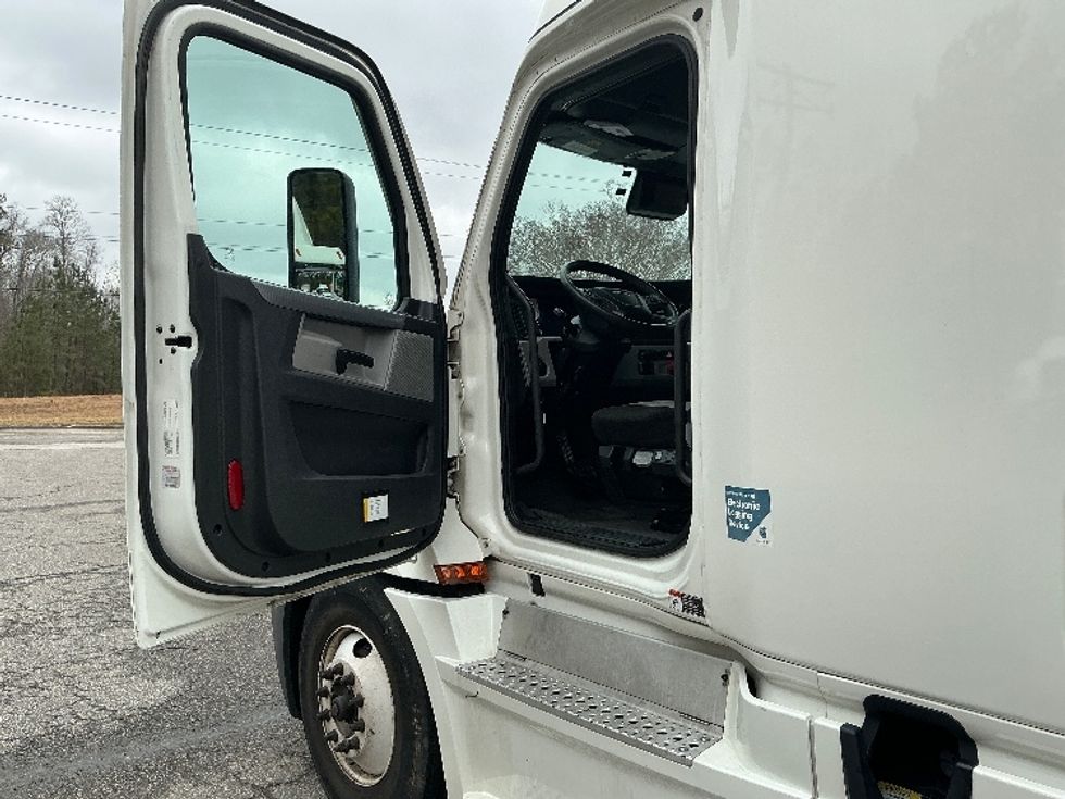 Sleeper Tractor-Heavy Duty Tractors-Freightliner-2022-T12664ST-Chester-VA-696,386\n\t\tmiles-$ 47,750 - Image 9