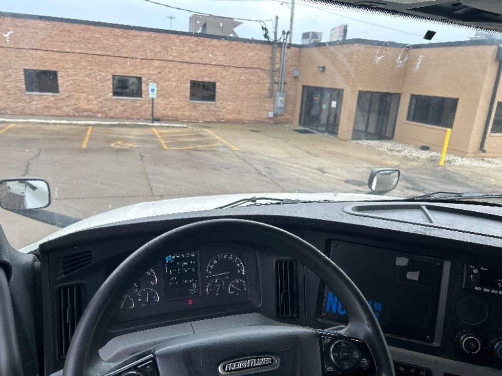 Sleeper Tractor-Heavy Duty Tractors-Freightliner-2022-T12664ST-Chicago (Melrose Park)-IL-282,325\n\t\tmiles-$ 84,500 - Image 11