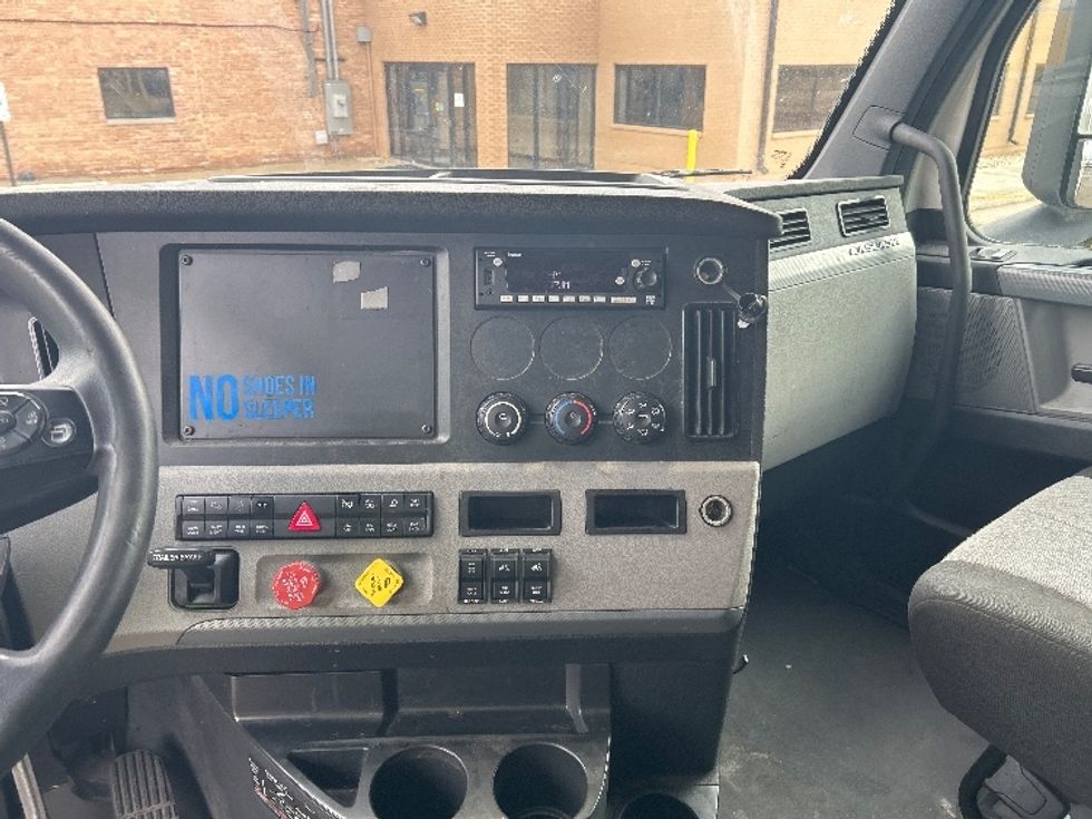 Sleeper Tractor-Heavy Duty Tractors-Freightliner-2022-T12664ST-Chicago (Melrose Park)-IL-282,325\n\t\tmiles-$ 84,500 - Image 12