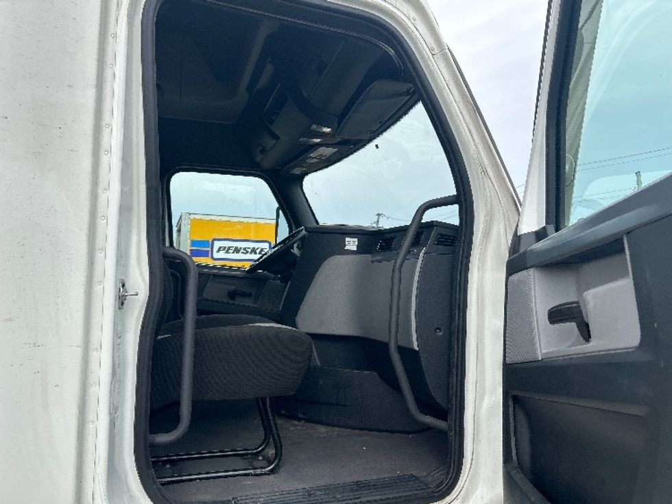 Sleeper Tractor-Heavy Duty Tractors-Freightliner-2022-T12664ST-Chicago (Melrose Park)-IL-282,325\n\t\tmiles-$ 84,500 - Image 13