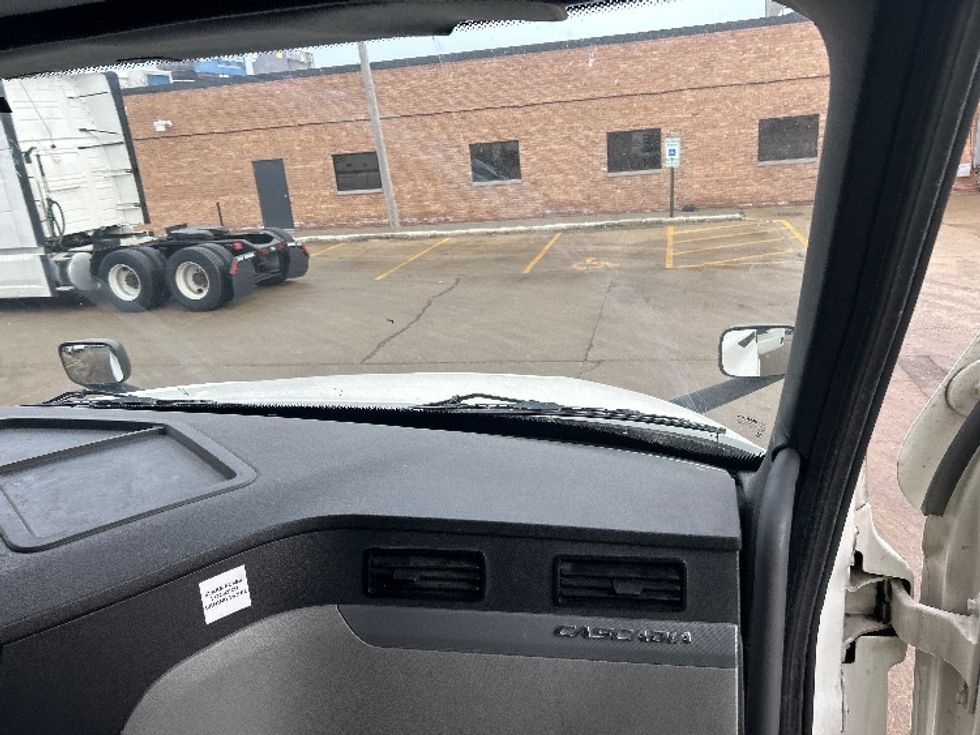 Sleeper Tractor-Heavy Duty Tractors-Freightliner-2022-T12664ST-Chicago (Melrose Park)-IL-282,325\n\t\tmiles-$ 84,500 - Image 14