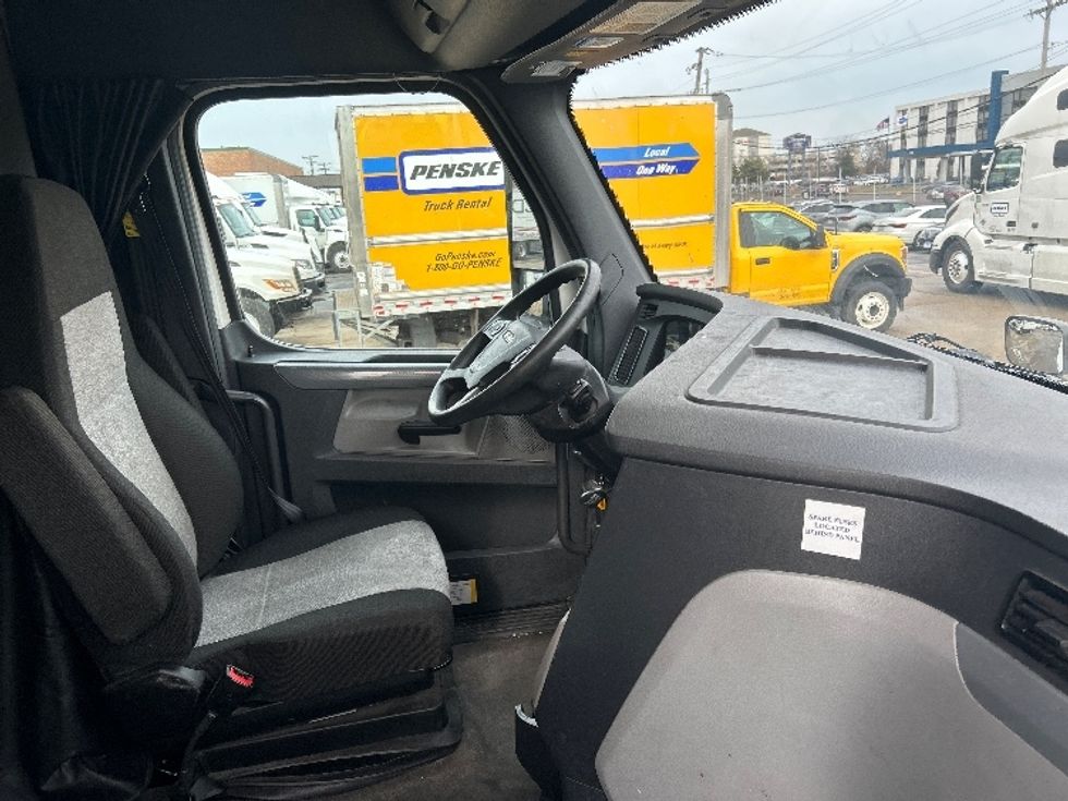 Sleeper Tractor-Heavy Duty Tractors-Freightliner-2022-T12664ST-Chicago (Melrose Park)-IL-282,325\n\t\tmiles-$ 84,500 - Image 15