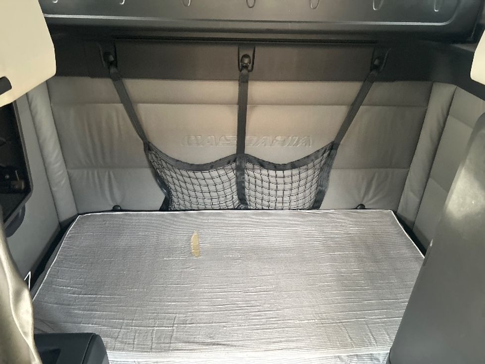 Sleeper Tractor-Heavy Duty Tractors-Freightliner-2022-T12664ST-Chicago (Melrose Park)-IL-282,325\n\t\tmiles-$ 84,500 - Image 16