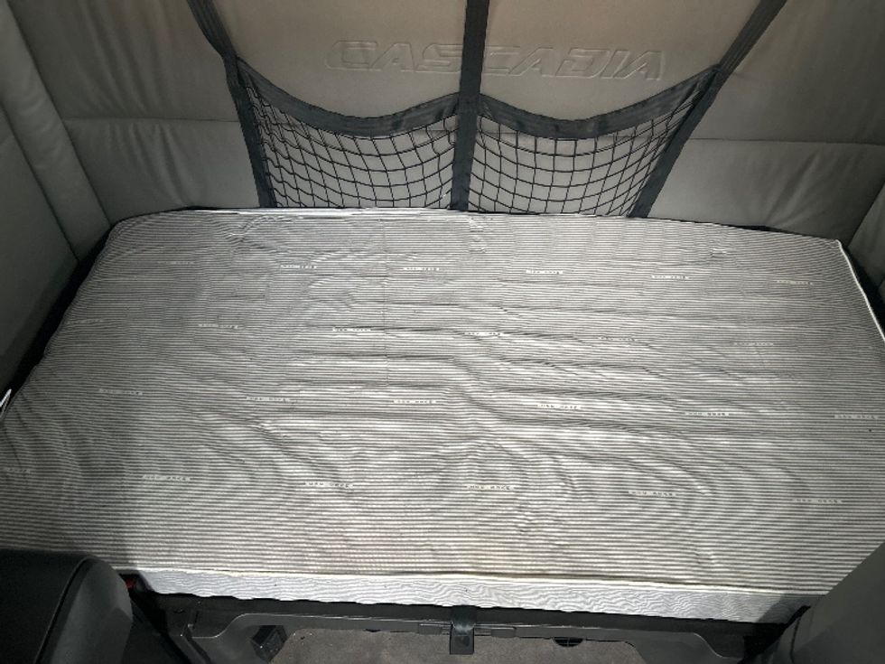 Sleeper Tractor-Heavy Duty Tractors-Freightliner-2022-T12664ST-Chicago (Melrose Park)-IL-282,325\n\t\tmiles-$ 84,500 - Image 17